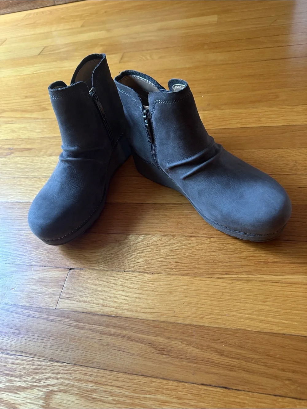 Dansko gray suede low bootie size 40